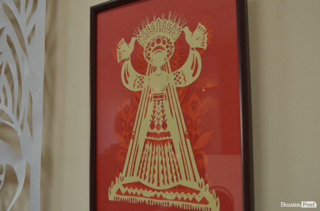 У Луцьку показали унікальні витинанки берегинь, кошти з продажу яких підуть на лікування Катрусі Ребрині. ФОТО