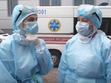 В Україні двоє медпрацівників захворіли на коронавірус