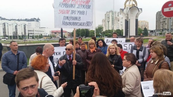 Облраду знову пікетують профтехосвітяни. ФОТО