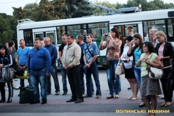 Лучани провели добровольців на війну. ФОТО