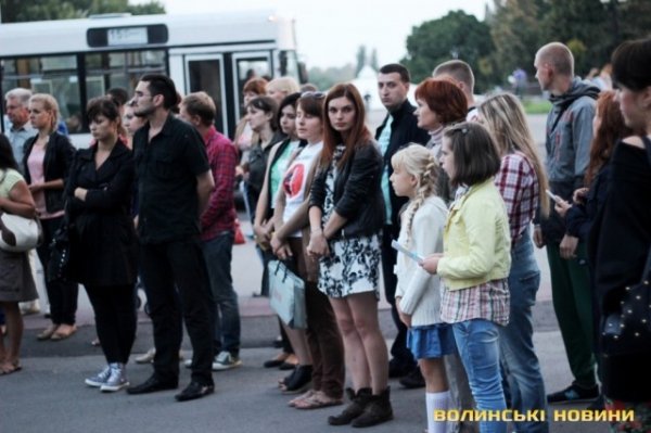 Лучани провели добровольців на війну. ФОТО