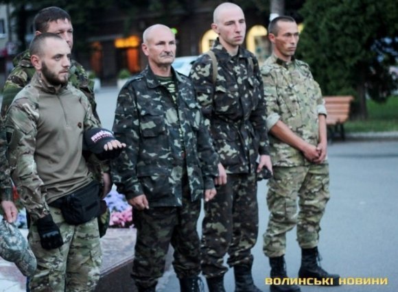 Лучани провели добровольців на війну. ФОТО