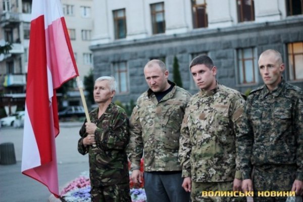 Лучани провели добровольців на війну. ФОТО