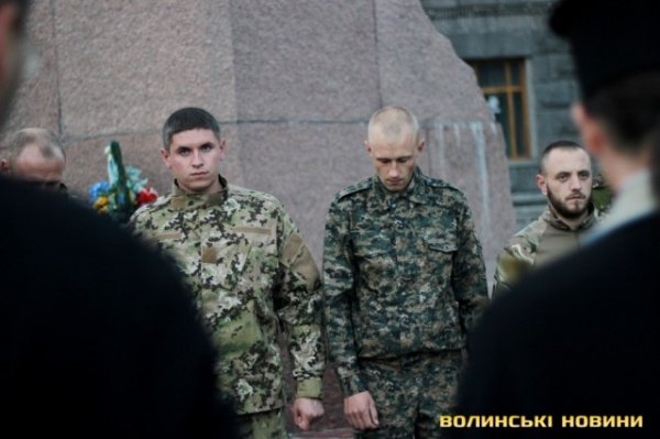 Лучани провели добровольців на війну. ФОТО