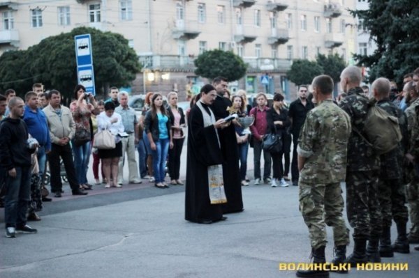 Лучани провели добровольців на війну. ФОТО