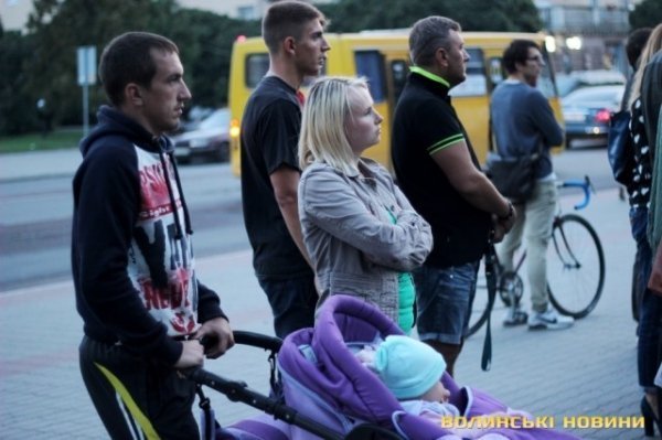 Лучани провели добровольців на війну. ФОТО