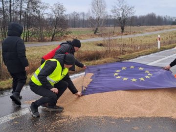 Розрізали замки болгарками: поляки висипали зерно з українських фур на волинському пункті пропуску 