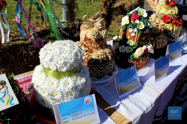 До Володимира привезли короваї з усієї області. ФОТО