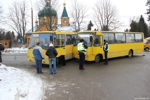 У Луцьку маршрутка в’їхала в бік іншого автобуса. ФОТО