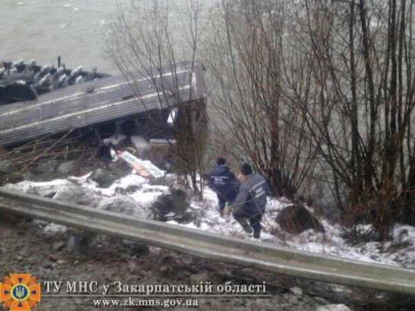 На Закарпатті автобус із пасажирами впав у річку. ФОТО. ВІДЕО