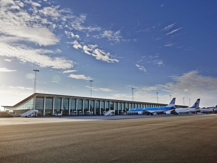 У Данії знову зупиняли роботу аеропорту через дрони: поряд із країною помітили російський корабель