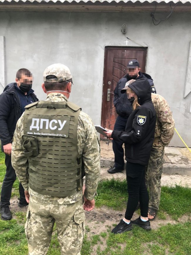 На подвір'ї волинянина знайшли незаконну зброю, набої та бурштин. ФОТО