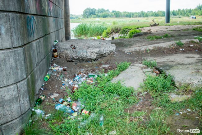 Сумна історія з-під луцького мосту: на березі Стиру «зачаїлися» купи сміття