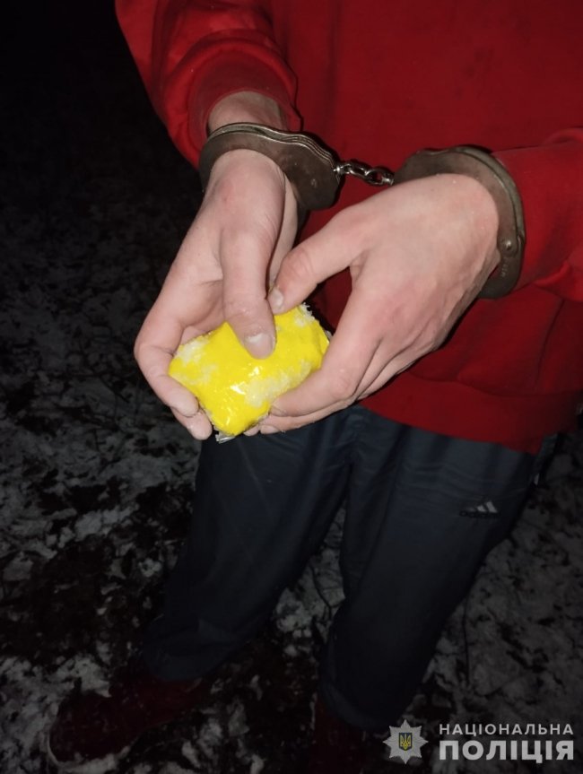 Погрожували зброєю і мали при собі наркотики: на Волині припинили незаконну діяльність злочинної групи