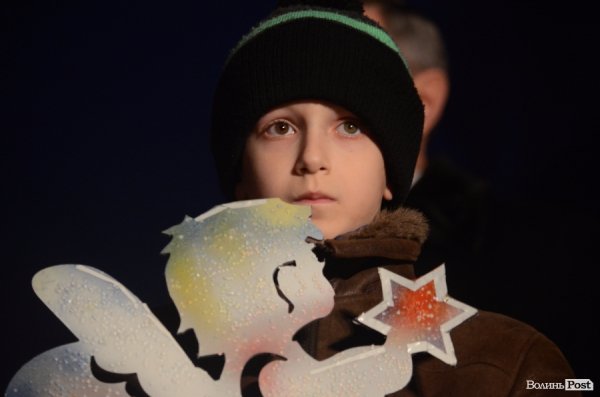 У Луцьку запалили новорічну ялинку. ФОТО