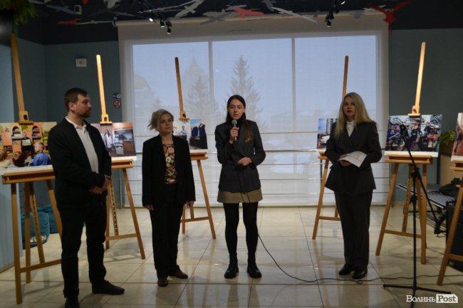 У Луцьку відкрили фотовиставку про «нечоловічі» та «нежіночі» професії. ФОТО