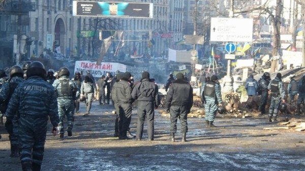 «Зворотній бік» Грушевського: військова техніка і міліція. ФОТО