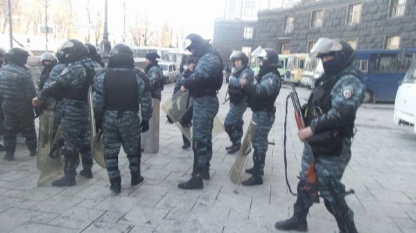 «Зворотній бік» Грушевського: військова техніка і міліція. ФОТО