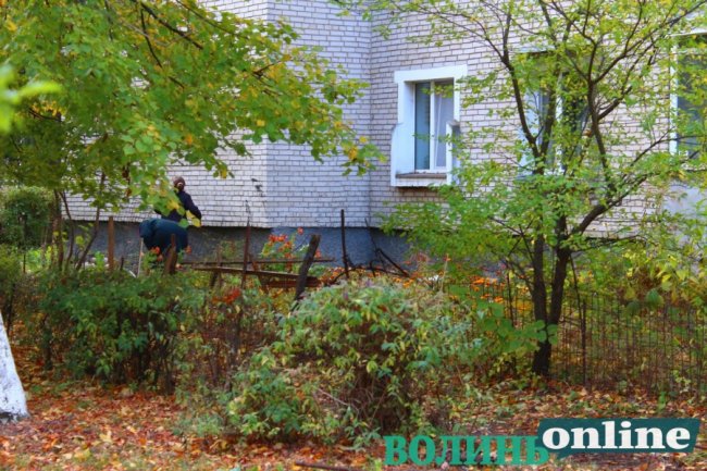 У Луцьку муніципали знесли незаконні паркани. ФОТО