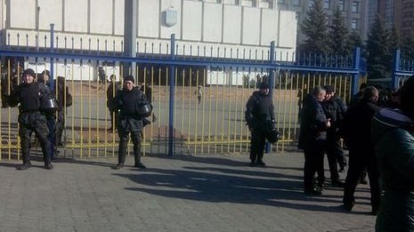 Активісти «Свободи» пікетують ЦВК. ФОТО