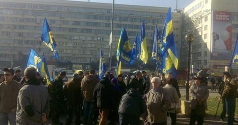 Активісти «Свободи» пікетують ЦВК. ФОТО