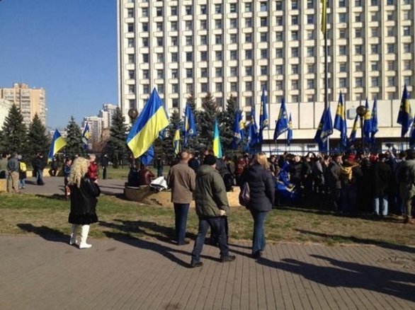 Активісти «Свободи» пікетують ЦВК. ФОТО