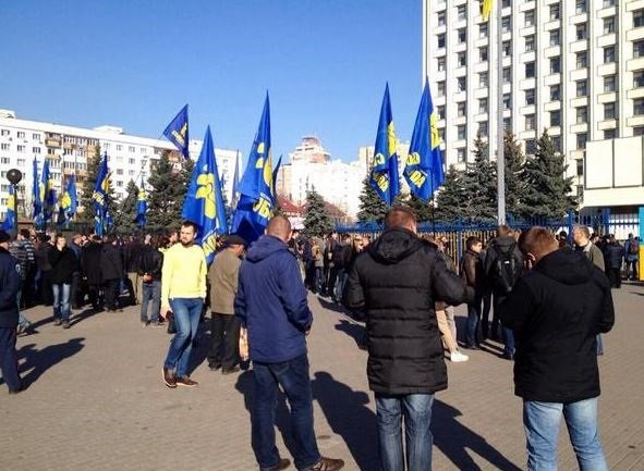 Активісти «Свободи» пікетують ЦВК. ФОТО