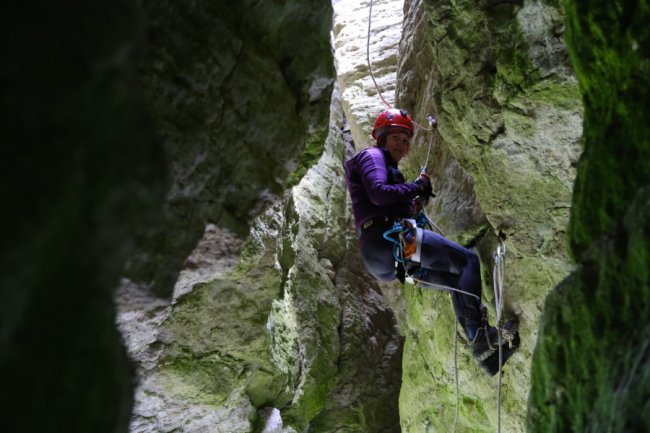 Рятувальні роботи в печерах, високі скелі і тролеї: тренер з Луцька влаштував екстремальний табір для дітей і дорослих