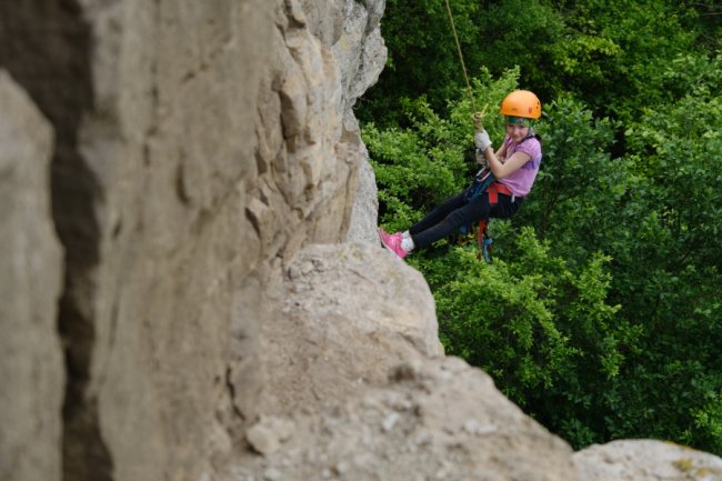 Рятувальні роботи в печерах, високі скелі і тролеї: тренер з Луцька влаштував екстремальний табір для дітей і дорослих