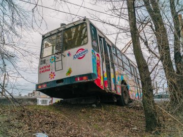 Водій знепритомнів за кермом: тролейбус з пасажирами ледь не впав з мосту