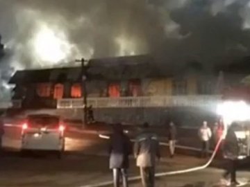 На Рівненщині – масштабна пожежа, горів торговий центр у Клевані. ВІДЕО