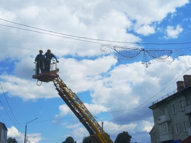 У місті на Волині встановлюють святкову ілюмінацію. ФОТО