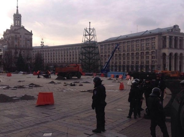 Йолка, Майдан, спецназ і квіти. ФОТО