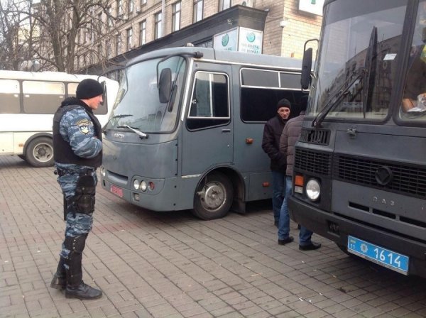 Йолка, Майдан, спецназ і квіти. ФОТО