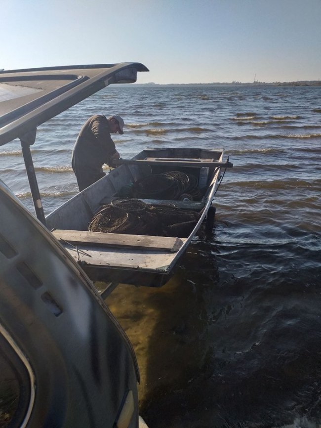 На Волині браконьєри втекли, залишивши рибу в сітках. ФОТО