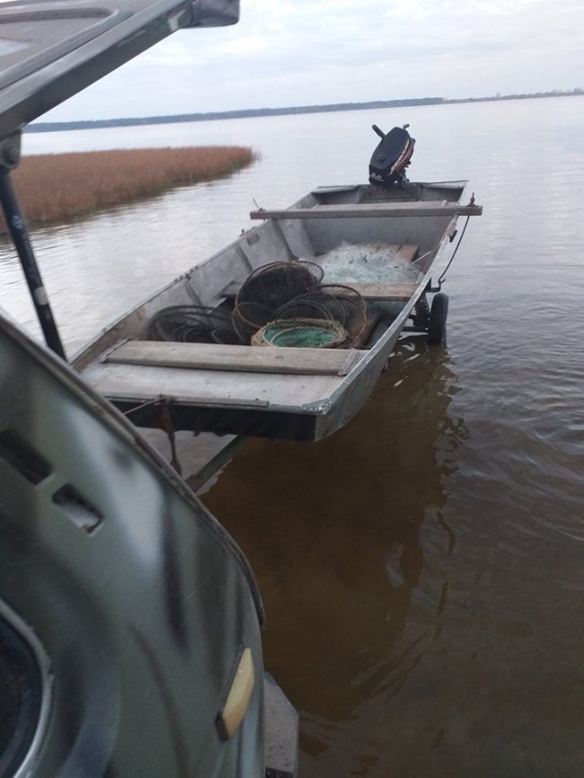 На Волині браконьєри втекли, залишивши рибу в сітках. ФОТО