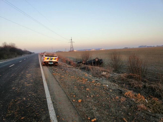 Волинянин злетів у кювет на трасі Луцьк-Устилуг. ФОТО