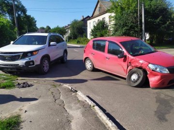 У місті на Волині зіткнулися два легковики. ФОТО