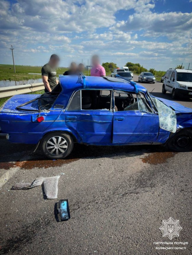 Автівка в’їхала у відбійник: волинські поліцейські допомогли водієві, який потрапив у ДТП