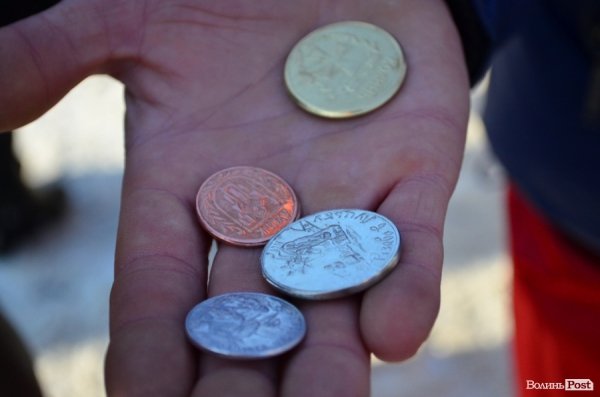 На «Різдві у Луцьку» вогнем з Віфлеєму підпалили майже 2-метрову свічку. ФОТО