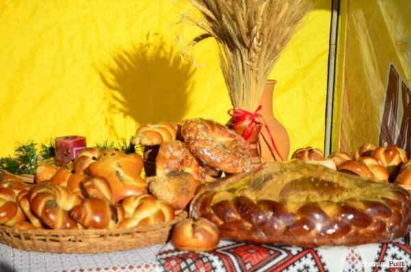 На «Різдві у Луцьку» вогнем з Віфлеєму підпалили майже 2-метрову свічку. ФОТО