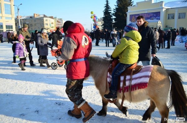 На «Різдві у Луцьку» вогнем з Віфлеєму підпалили майже 2-метрову свічку. ФОТО