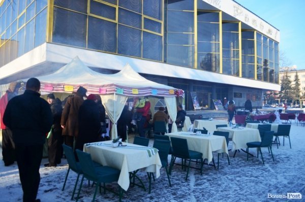 На «Різдві у Луцьку» вогнем з Віфлеєму підпалили майже 2-метрову свічку. ФОТО