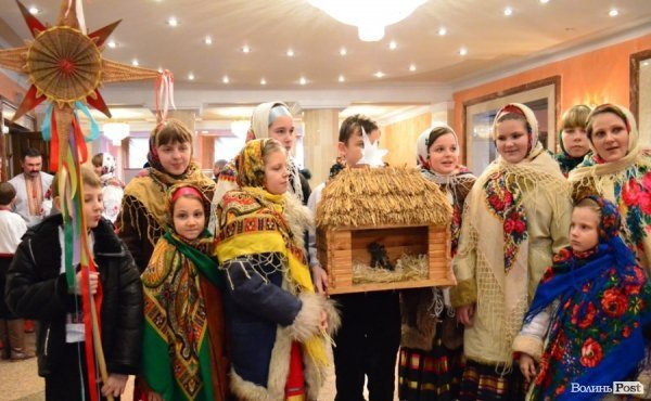 На «Різдві у Луцьку» вогнем з Віфлеєму підпалили майже 2-метрову свічку. ФОТО