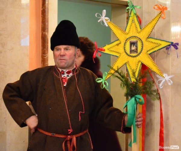 На «Різдві у Луцьку» вогнем з Віфлеєму підпалили майже 2-метрову свічку. ФОТО