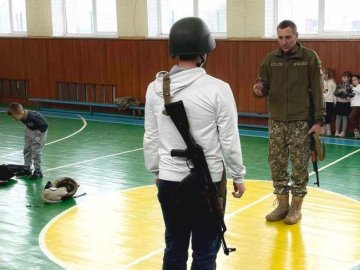 Поранений воїн після звільнення із ЗСУ став вчителем у школі на Волині