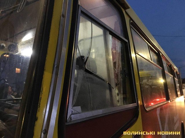 У Луцьку неадекватний велосипедист без причини побив скло у маршрутці