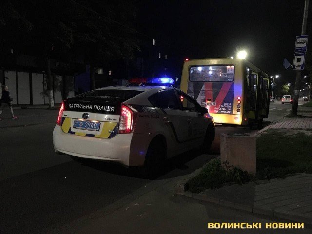 У Луцьку неадекватний велосипедист без причини побив скло у маршрутці