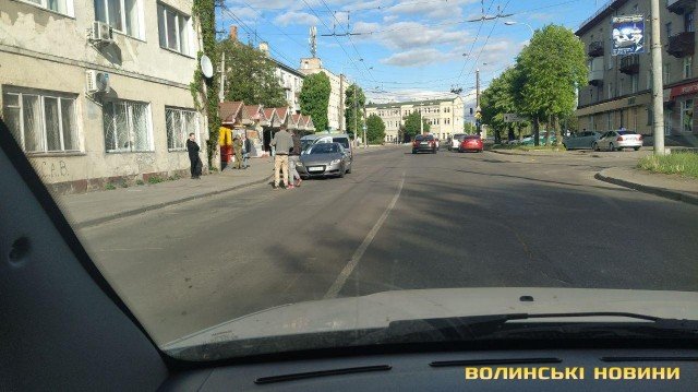 У Луцьку неподалік площі Возз’єднання – аварія: не розминулися дві автівки. ФОТО