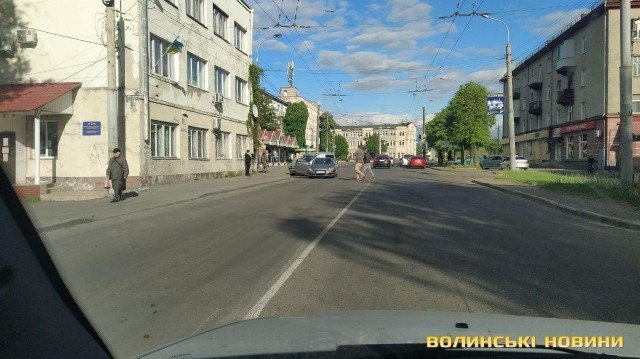 У Луцьку неподалік площі Возз’єднання – аварія: не розминулися дві автівки. ФОТО